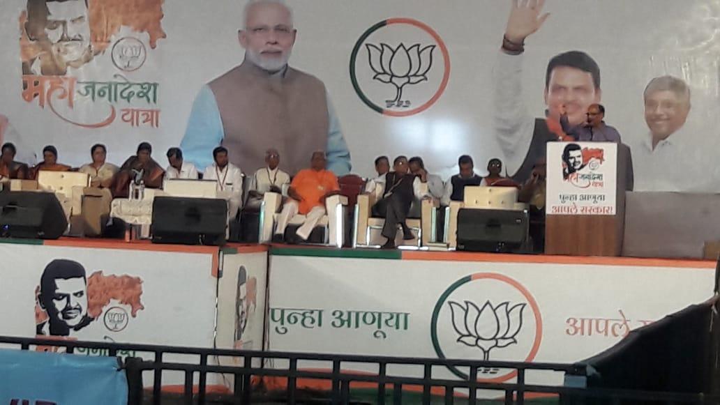 AnilSole1's tweet photo. महाजनादेश यात्रेच्या भंडारा येथील सभेला सम्बोधित केले. देवेन्द्र फडणवीस यांनी मागील 5 वर्षात सर्वांना बरोबर घेऊन सर्वांचा विश्वास संपादन करीत आपला कार्यकाल पूर्ण केला. अनेक वर्षा पासुन प्रलंबित समस्यांचे निराकरण केले आता महाराष्ट्र देशातील सर्व क्षेत्रात अग्रणी करण्यासाठी https://t.co/oHDdOxWf3p