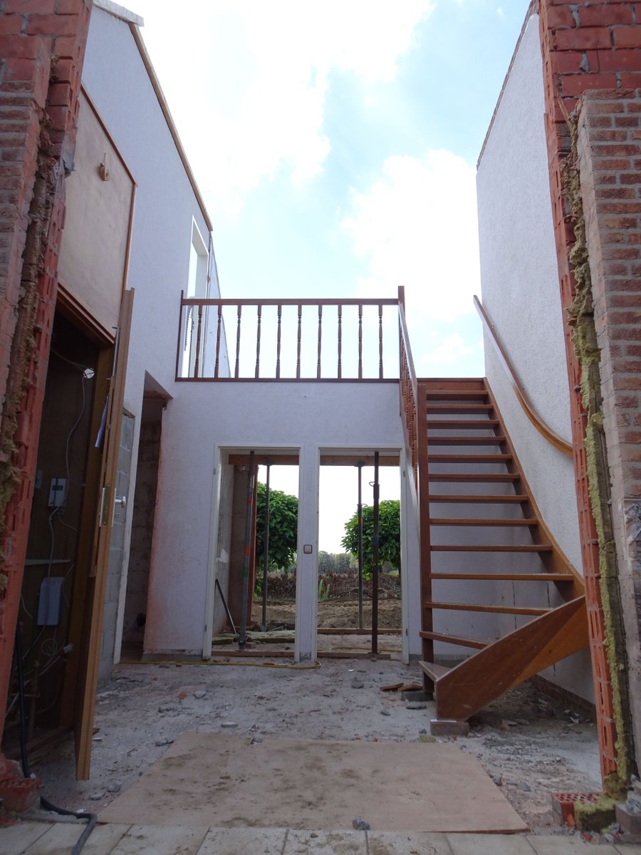 uwfundament's tweet photo. Soms moet je een uiterste inspanning doen om het ultieme doel te bereiken. De trap is bij deze verbouwing een van de weinige elementen die nog staat voordat de opbouw van start kan gaan. #architectuur #hetfundamentarchitectuur #architecture https://t.co/jqREPlg204
