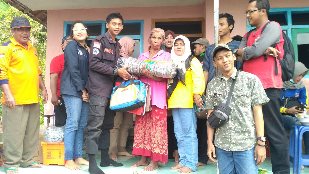 3/8/2019
BPBD Kab Lumajang menyerahkan bantuan utk bu Nisa,  Janda,  warga Kebondeli Ds Sumberwuluh Candipuro yang rumahnya terbakar pada Jumat 2/8/2019.