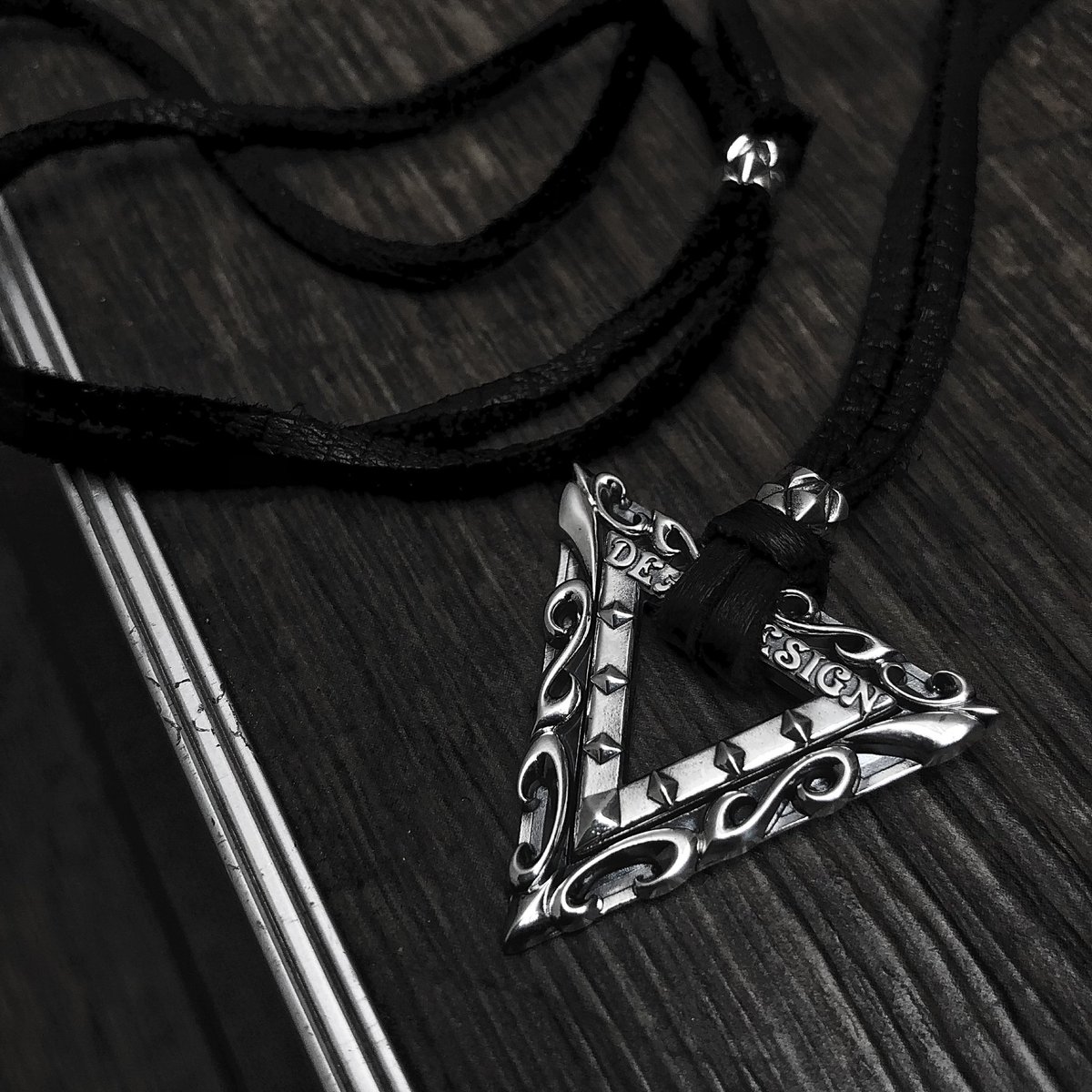 DEALDESIGN925's tweet photo. 【#2019ms #new #pendant 】
LAYERED FLAME : TRINITY ¥16,000+tax
#dealdesign #silver925 #silveraccessory #accessory #silveraccessoryshop #ms #collection #trinity #leather #ladies #mens #unisex

https://t.co/eva4KN40D4 https://t.co/mWg2vjNQTK