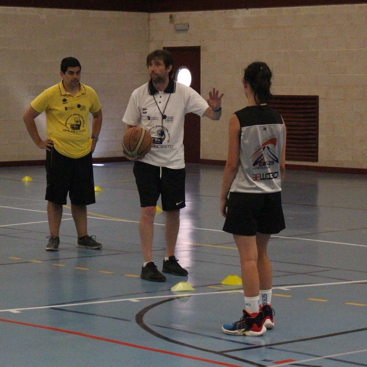 FBCyLSegovia's tweet photo. Ultima concentración del #especializate en #baloncesto de @DipuSG bajo la tutorizacion del campeón de España @arjonilla_8 en Sepúlveda. https://t.co/yrrJx3T6Of