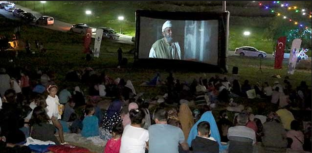 SinemaMk's tweet photo. 'Sivrihisar Açık Hava Sineması Geceleri' başlıyor.
1 Ağustos'ta ilk gösterimini "Somuncu Baba Aşkın Sırrı" filmi ile yapatı sinema gecelerinde 8 Ağustos'ta "Vizontele", 15 Ağustos'ta "Dağ 2" 22 Ağustos'ta "Babam ve Oğlum" film gösterimleri gerçekleştirilecek. https://t.co/phRoRQyrDE