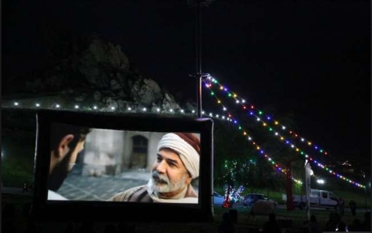 SinemaMk's tweet photo. 'Sivrihisar Açık Hava Sineması Geceleri' başlıyor.
1 Ağustos'ta ilk gösterimini "Somuncu Baba Aşkın Sırrı" filmi ile yapatı sinema gecelerinde 8 Ağustos'ta "Vizontele", 15 Ağustos'ta "Dağ 2" 22 Ağustos'ta "Babam ve Oğlum" film gösterimleri gerçekleştirilecek. https://t.co/phRoRQyrDE