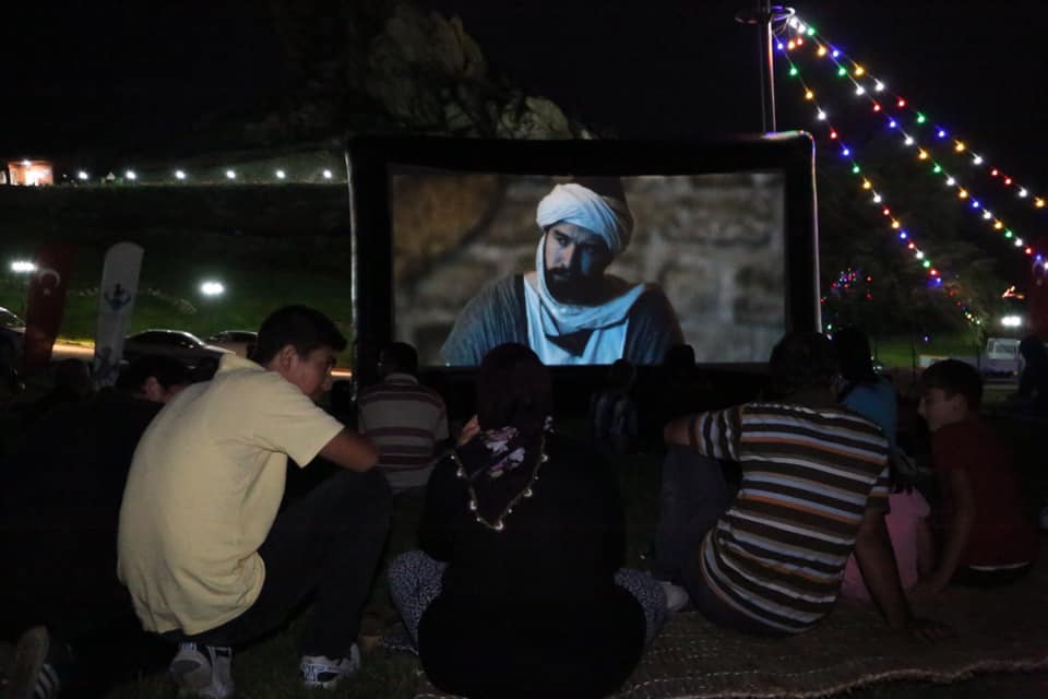 SinemaMk's tweet photo. 'Sivrihisar Açık Hava Sineması Geceleri' başlıyor.
1 Ağustos'ta ilk gösterimini "Somuncu Baba Aşkın Sırrı" filmi ile yapatı sinema gecelerinde 8 Ağustos'ta "Vizontele", 15 Ağustos'ta "Dağ 2" 22 Ağustos'ta "Babam ve Oğlum" film gösterimleri gerçekleştirilecek. https://t.co/phRoRQyrDE