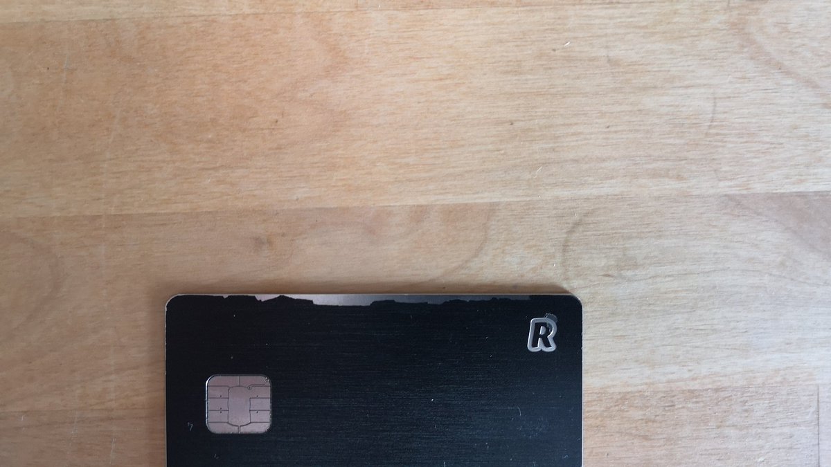 Beau79109794's tweet photo. @RevolutApp Hi there , I've had this card for less then 6 months and pay a huge premium on it for being metal , it has hardly left my wallet as I use gPay for everything and this has happened to the card?? It's poor quality and I don't feel I should be paying such a poor product. https://t.co/lbi4K0hoyW