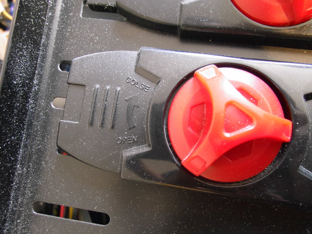 _phi_delta's tweet image. neulich beim PC-schrauben

ich hab dieses Case seit 2010 oder so, ist mir nie aufgefallen