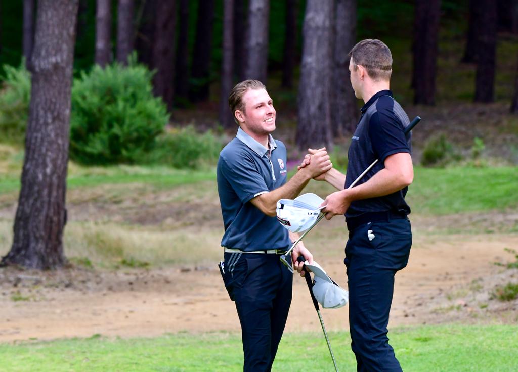 EnglandGolf's tweet photo. A convincing 5&4 victory for @jake_burnage in his #EngMensAm quarter-final match sends him through to the semi-finals!
Live scoring from the other matches is here:
https://t.co/JZWGgCy7nq
#EngAm
πΈ: @leaderboard3 https://t.co/Dcl5t341i8