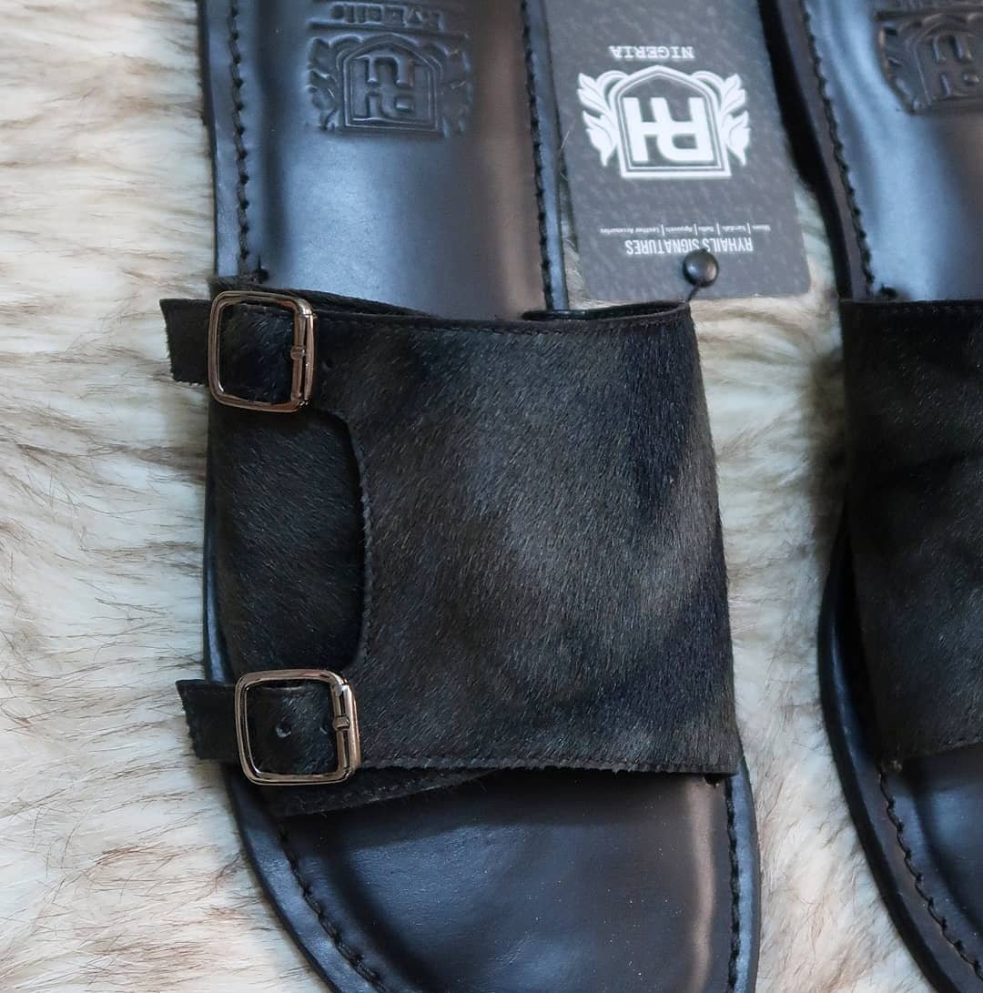 RyHails's tweet photo. Double Monk Strap Slip-on.
Genuine Leather.
Furred Animal Skin.
Double Monk Strap.
Leather lining and Sole.
Top Notch Detailing.
Proudly Handcrafted in Nigeria by RyHails.
Price: 10k
#RyHails #MensWear #MensFashion #Style #Kaftan #Shoes #Bespoke #HandMade #WhatsApp:08140321869 https://t.co/oFcjSs86vu