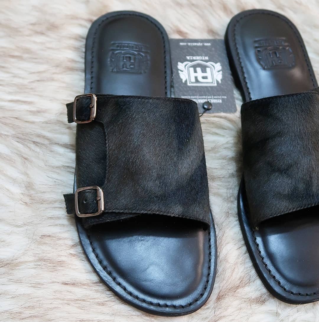 RyHails's tweet photo. Double Monk Strap Slip-on.
Genuine Leather.
Furred Animal Skin.
Double Monk Strap.
Leather lining and Sole.
Top Notch Detailing.
Proudly Handcrafted in Nigeria by RyHails.
Price: 10k
#RyHails #MensWear #MensFashion #Style #Kaftan #Shoes #Bespoke #HandMade #WhatsApp:08140321869 https://t.co/oFcjSs86vu