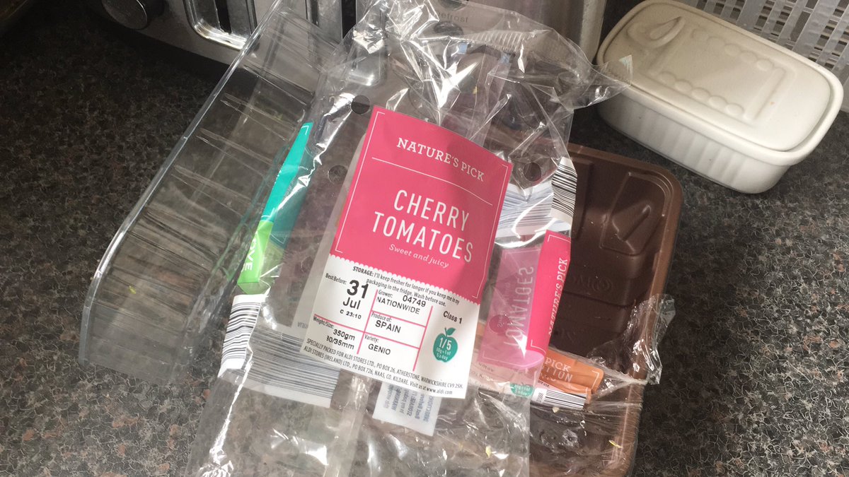 Law_Patt's tweet photo. @FarehamBC am I right that none of this waste can go in our recycle bin? https://t.co/Ujx6quuXOZ