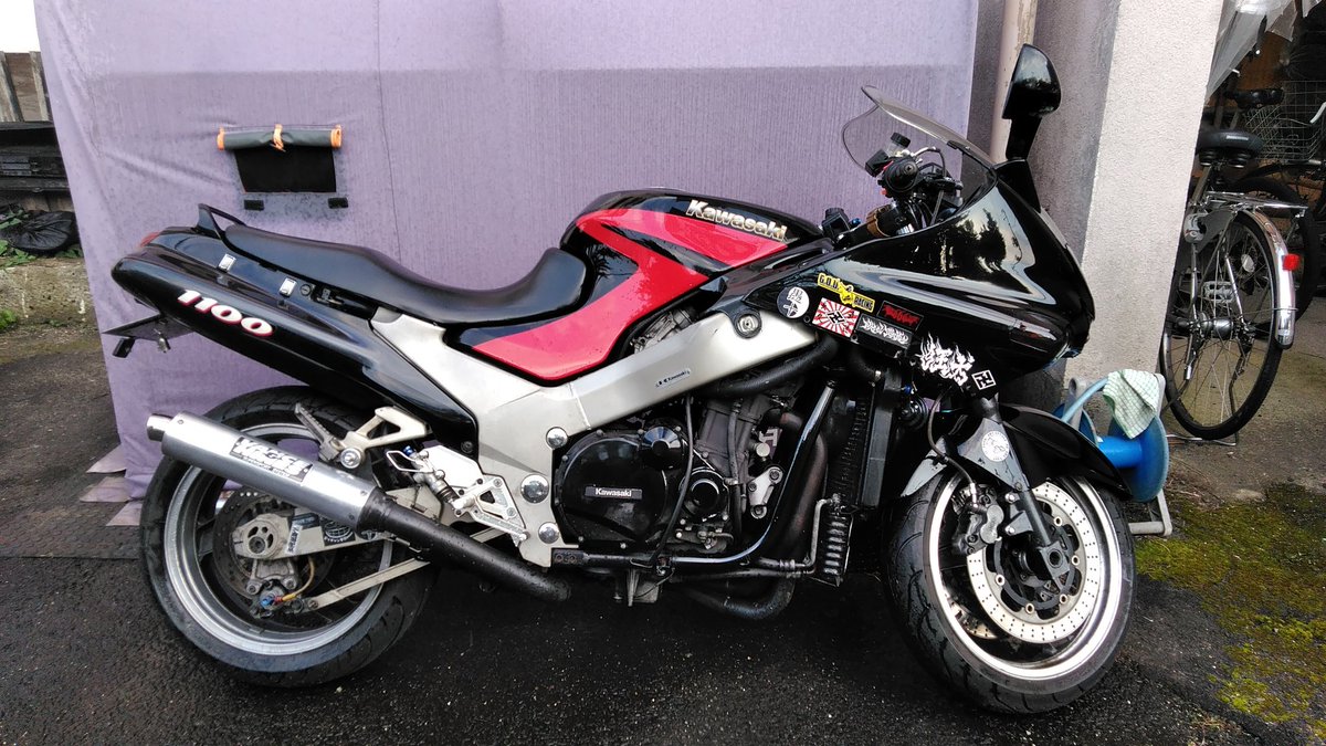 ZTvykJxZ3jKSMx1's tweet photo. 日が落ちたから洗車！
そしてナンバーの角度確認！
指差し確認よし！！

#FunnyDevil #kawasaki #ZZR1100D #煽りならぬイキリ運転撲滅 https://t.co/Wuvk2ubKuE