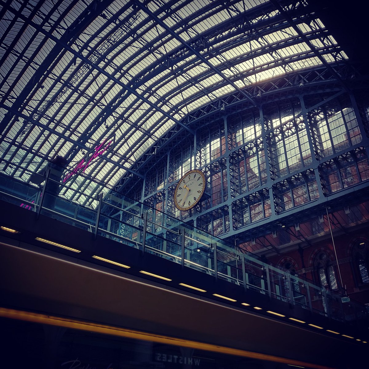 thegreatgonzo's tweet photo. Je suis arrivé à Londres
Still wondering what I've forgotten to pack.
#gbbf #gbbf2019 #mygbbf #gbbfmyway #eastmidlandstrains #toomanyhashtags #twitterthis #stpancras #london
(Image is of the clock at St Pancras from the ground floor. I seem to have lost the ability to alt-text) https://t.co/3t3eViWZY2