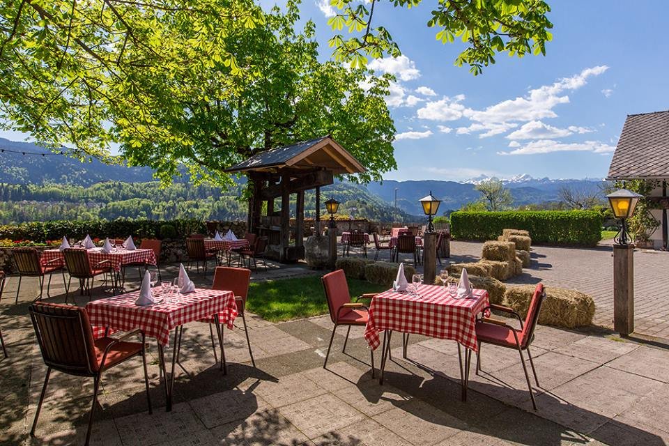 #Kunstelj Inn offers a traditional Slovenian restaurant with special dining premises, 10 comfortable rooms, a wine cellar with archive wines and a beautiful summer garden that offers a magical view of the white peaks of the Julian alps. kunstelj.si/en/