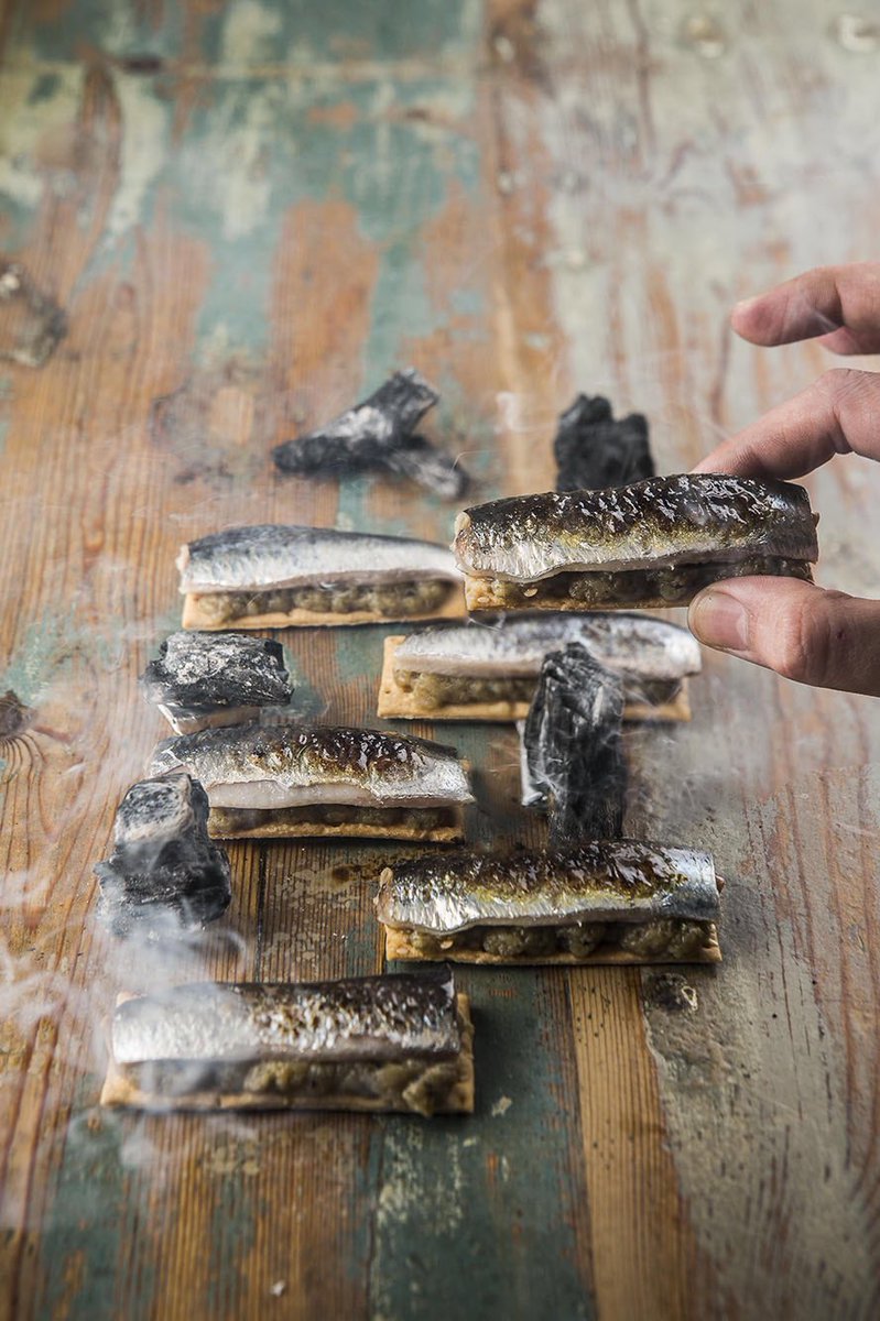 Sardinas a la brasa con berenjenas... 🍆
Un plato que viene de nuestra casa madre Aponiente!
.
.
Char grilled sardine with aubergines🍆
This iconic dish comes from our mother house Aponiente!