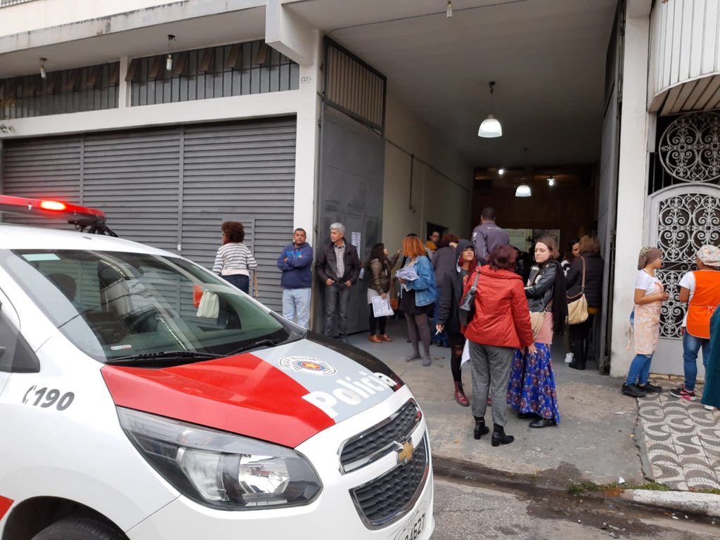 psol50's tweet photo. Absurdo! Polícia Militar acaba de entrar entrar em plenária do encontro de mulheres do PSOL em São Paulo, pedindo documentos e dizendo estar “monitorando presentes”. Até onde vai a sanha autoritária? https://t.co/gwTU8b6M2R