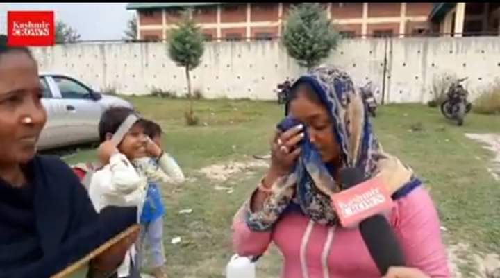 MustafaRahie's tweet photo. Some Non Local Labourers Leaving Kashmir With Tearful Eyes In Srinagar.
@Kashmir_Monitor @ChowdharySaima @ChTazeemGujjar3 @ChoudharyIftkh1 @ZahidParwaz @KashmirLife https://t.co/cFCtXR0lbq