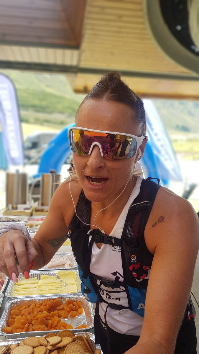 Verónica Zaragoza en 2a posició de la TrailVA al pas per la Peülla