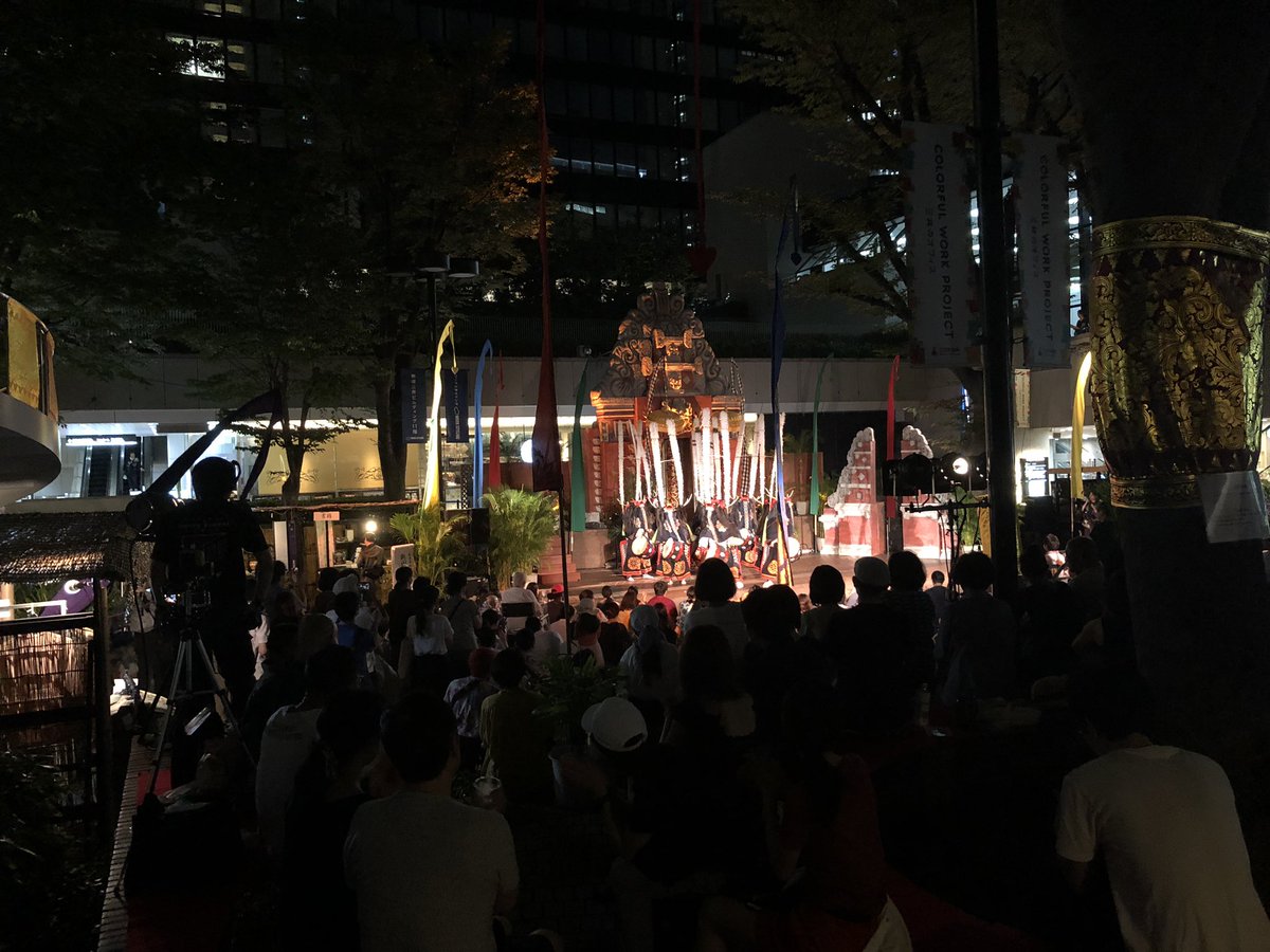 トレノ 毎年恒例の ケチャまつり です ケチャ といってもヲタ芸の 落ちサビなどの静かに聞かせるパートで使われるアレではありませんよ 三井ビル 55広場 芸能山城組