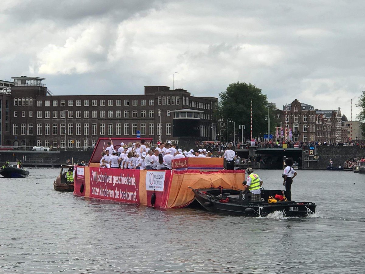 meerdangewenst's tweet photo. En we zijn los! #canalparade #prideamsterdam #rozefamies #meerdangewenst #boot11 #efteling
#nijbarrahus #nijgeertgen https://t.co/M06e4MQUuz