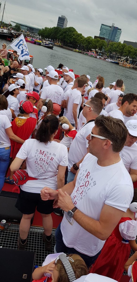 meerdangewenst's tweet photo. En we zijn los! #canalparade #prideamsterdam #rozefamies #meerdangewenst #boot11 #efteling
#nijbarrahus #nijgeertgen https://t.co/M06e4MQUuz