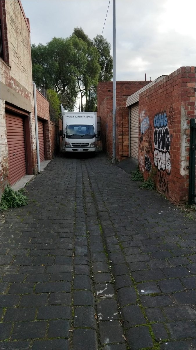 Movingmenrmvls's tweet photo. Why hello tight fit! Here is one of our trucks making the rights moves to speed up a move for a client... because we all know the closer we park the truck the faster the job is! #lesswalking #movingmen #removalist #removalistmelbourne #melbourneremovalist #movers #movinghouse https://t.co/KPb8S1aDRZ
