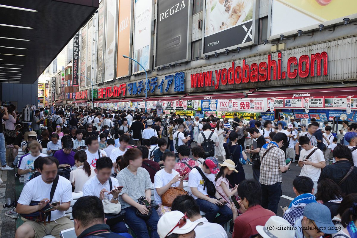 善本喜一郎 新宿西口ヨドバシカメラ 前でお祭りでもやっているのかと思ったら ポケモンgo らしい 笑