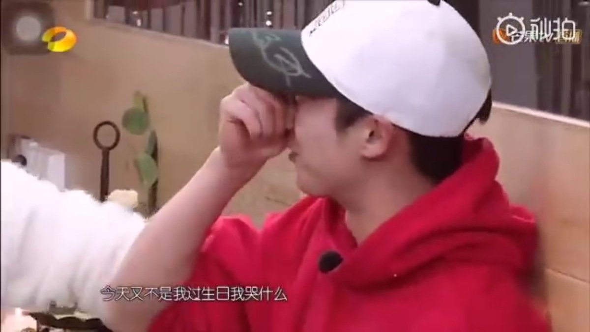 Covering their eyes while crying in red hoodies:  #JerryYan in "Ace vs. Ace" and  #DylanWang in "The Inn 2" #MeteorGarden  #MeteorGarden2018  #AceVsAce  #TheInn2