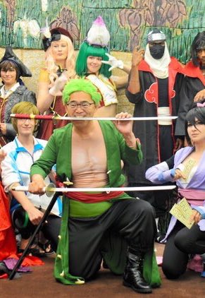 Thống đốc Nhật Bản gây sốt với màn cosplay Zoro và tai nạn đáng tiếc trên sóng truyền hình - Ảnh 3.