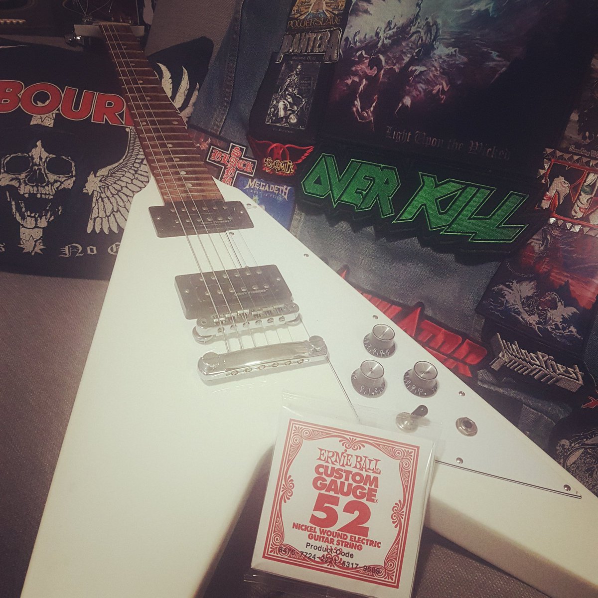 cmdrando's tweet photo. Stringing up Victoria for another riff session tomorrow 🤘 @gibson @ernieball @wartoothmetal #thrashmetal #flyingv #battlejacket #diyrecording #overkill #airbourne #annihilator #gibsonflyingv #guitarist #rifflife #album https://t.co/536OHQ2fT1