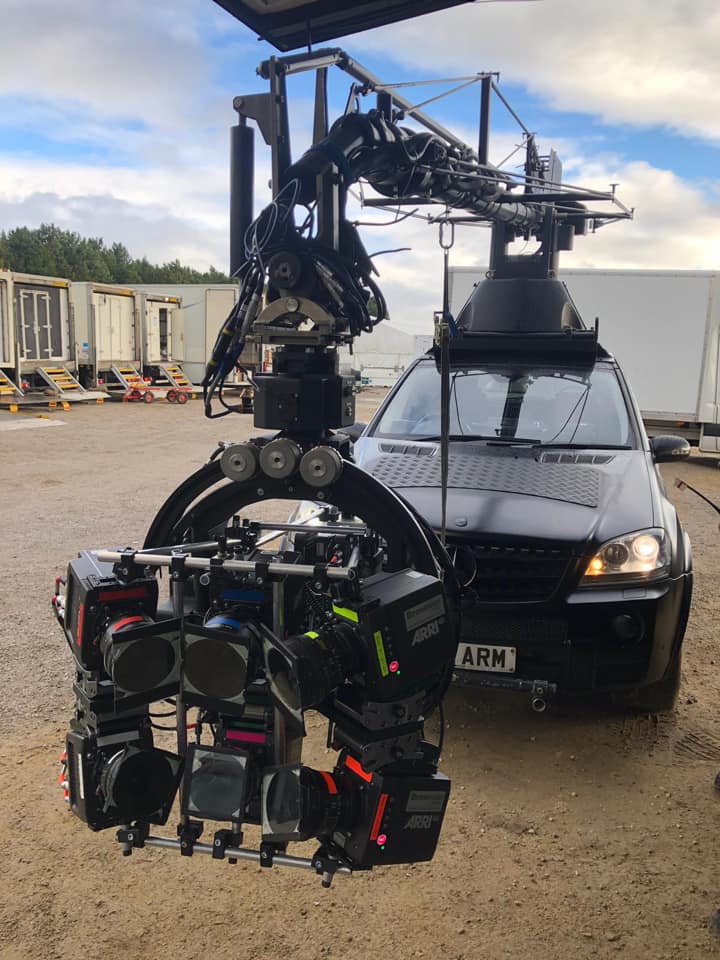 KisaKafasi's tweet photo. HOBBS AND SHAW Filminden Araba Çekimleri Kamera Arkası Fotoğrafı / HOBBS AND SHAW - BTS !
Filmotechnic &amp; Motion Remote along with @brownianmotionrental to stabilize their 6 camera array on #FlightHeadApex which made light enough to be mounted to the @bickersaction #RussianArm. https://t.co/9jvVY6oKSc