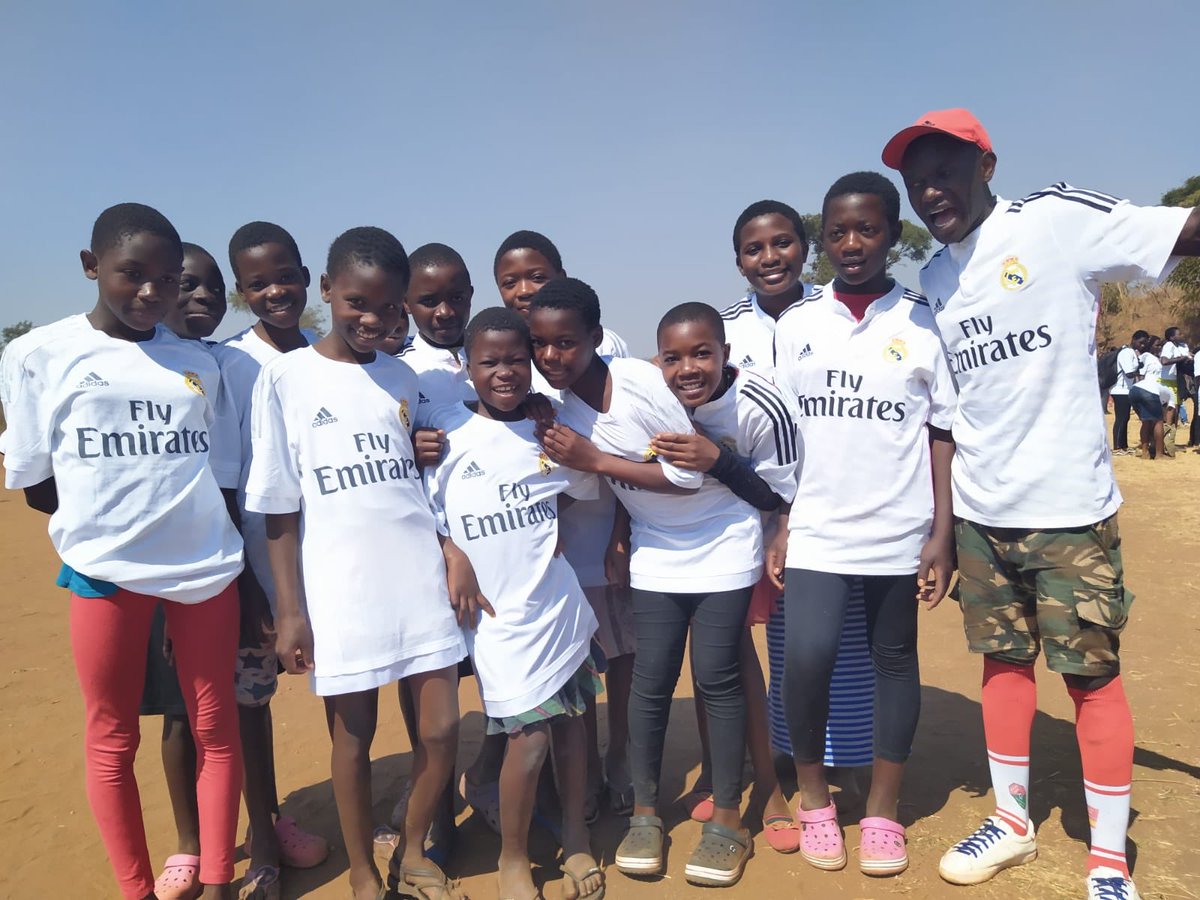DerquiLeague's tweet photo. ⚪️Nuestro equipo invitado este año es el @realmadrid. Conocieron nuestra iniciativa y contactaron con nosotros para donar casi 200 camisetas!! #Gracias #MalawiLeague ⚪️ https://t.co/wO9gjxDNMb