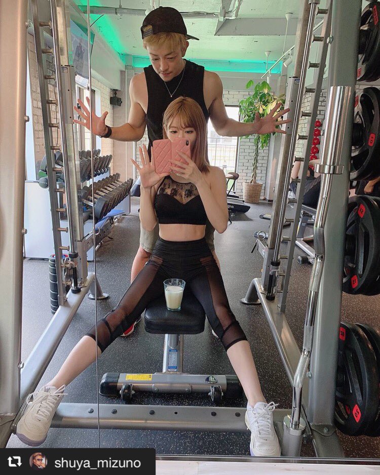 ayutonao's tweet photo. #repost @shuya_mizuno via @PhotoAroundApp
朝活むとさん @mutoshizuka0204 🏋️♂️
顔ちっさい😂
.
.
.
#朝活 #朝トレ #脚やせ #美脚 #ヒップアップ #mind #美尻 #lifestyle #fitness #training #gym #workout #bodymake #triplefiveprogram #diet #fashion #モデル #フィットネス #赤坂 #トレーニング https://t.co/dQNKiC9E1D