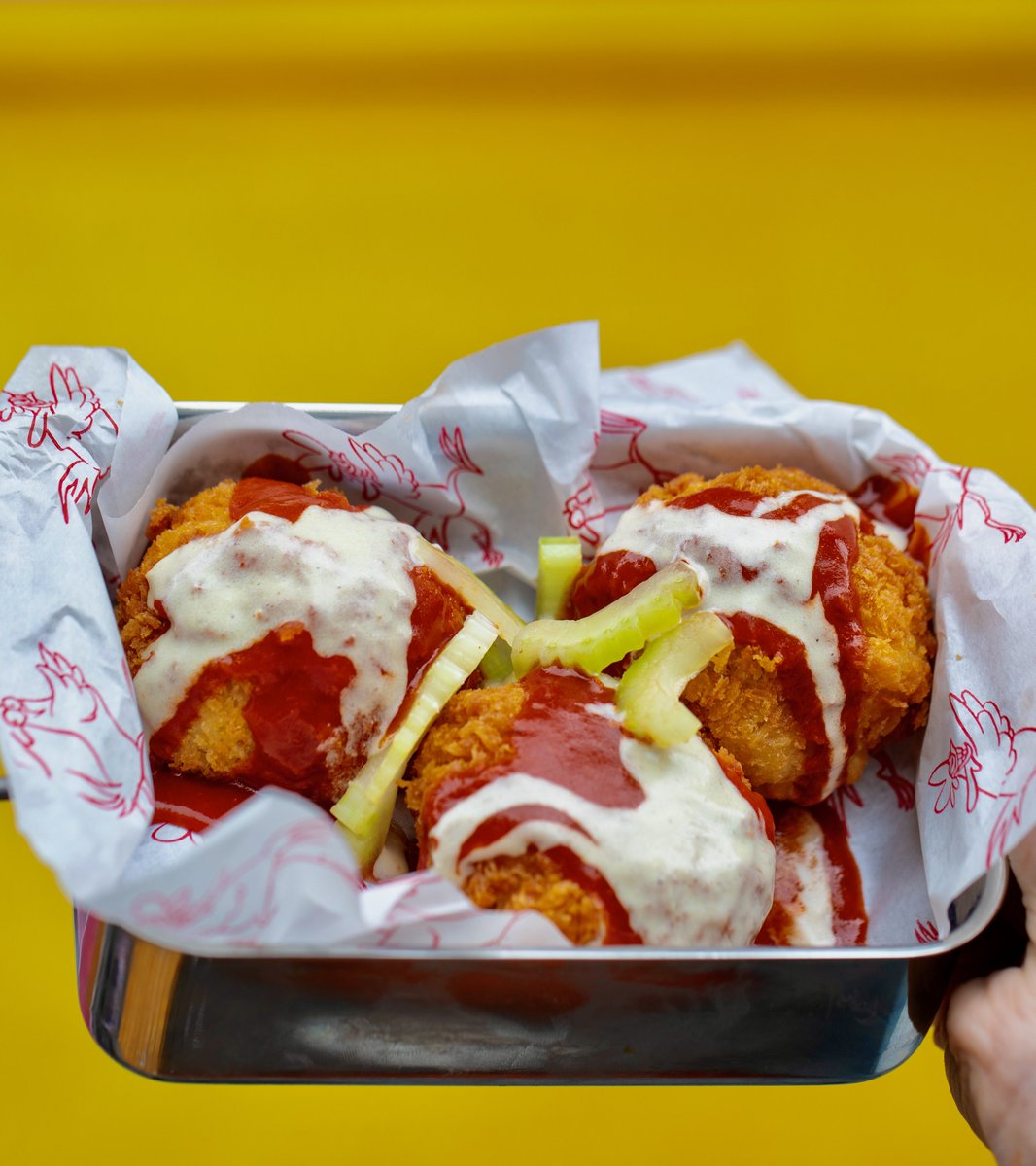 Mac 'n' cheese balls - but make them HOT 🔥 Spice, spice baby.