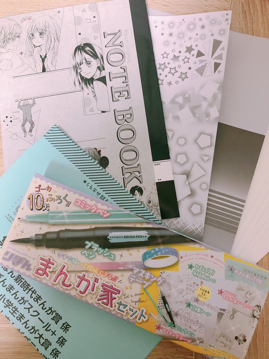 りぼん9月号本日発売です?
扉絵どんなのがいいですか?って担当さんにお聞きしたら『厨二病全開な感じで!✨』とリクエストをいただいたので、私の中の厨二を呼び覚ましてみました(結果ちょっと違う気がする…笑)
中身もふろくもとっても豪華なりぼん9月号をぜひ?✨