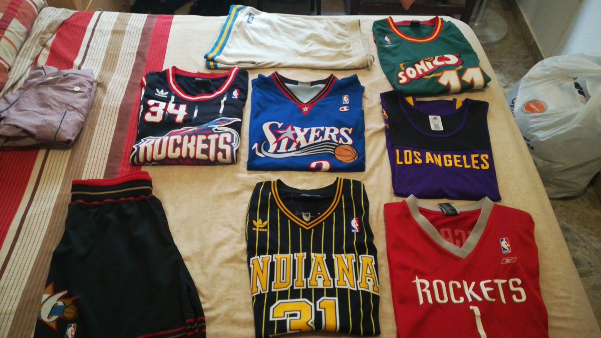 BorjaGranadian's tweet photo. Soy lo suficientemente #retro? @dalebolaNBA @Hierutime @JimmyJazz25 #NBA #NBATwitter #nbashirts https://t.co/5pqblr9Tzy