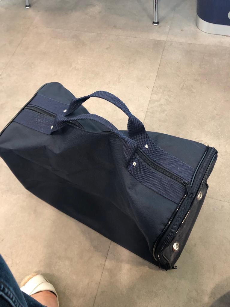MLP_officiel's tweet photo. Sympa @AirFranceFR qui ne prévient  pas qu’il faut un « sac spécial », à la place des caisses de transport classiques, pour voyager avec son chat et vous vend un truc en carton 35 euros pour pouvoir embarquer ! 😡 MLP https://t.co/OS3RsRE5mQ