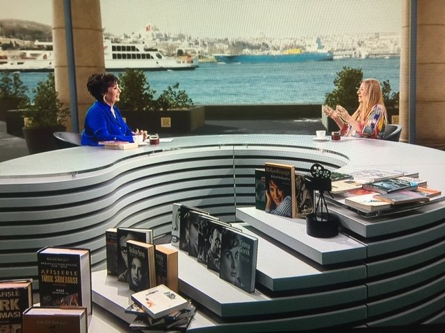 Değerli hocamız Ayla Algan'ın konuk olduğu, Hülya Koçyiğit ile "Film Gibi Hayatlar" yarın saat 12:00, TRT2 kanalında, iyi seyirler. <a href="/trt2tv/">TRT 2</a>