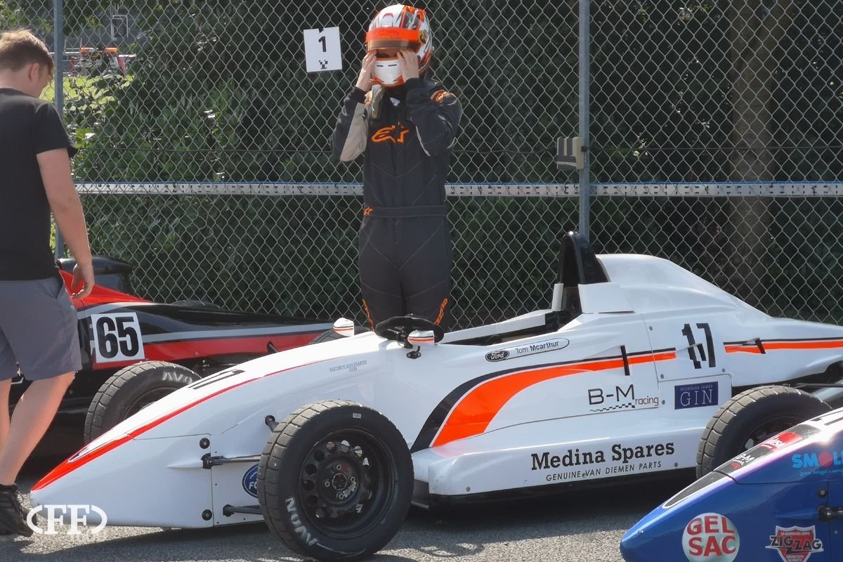 Tom McArthur beats Jack Wolfenden to victory in a shortened Northern #FF1600 race one at Oulton Park 👉 bit.ly/339xvWs