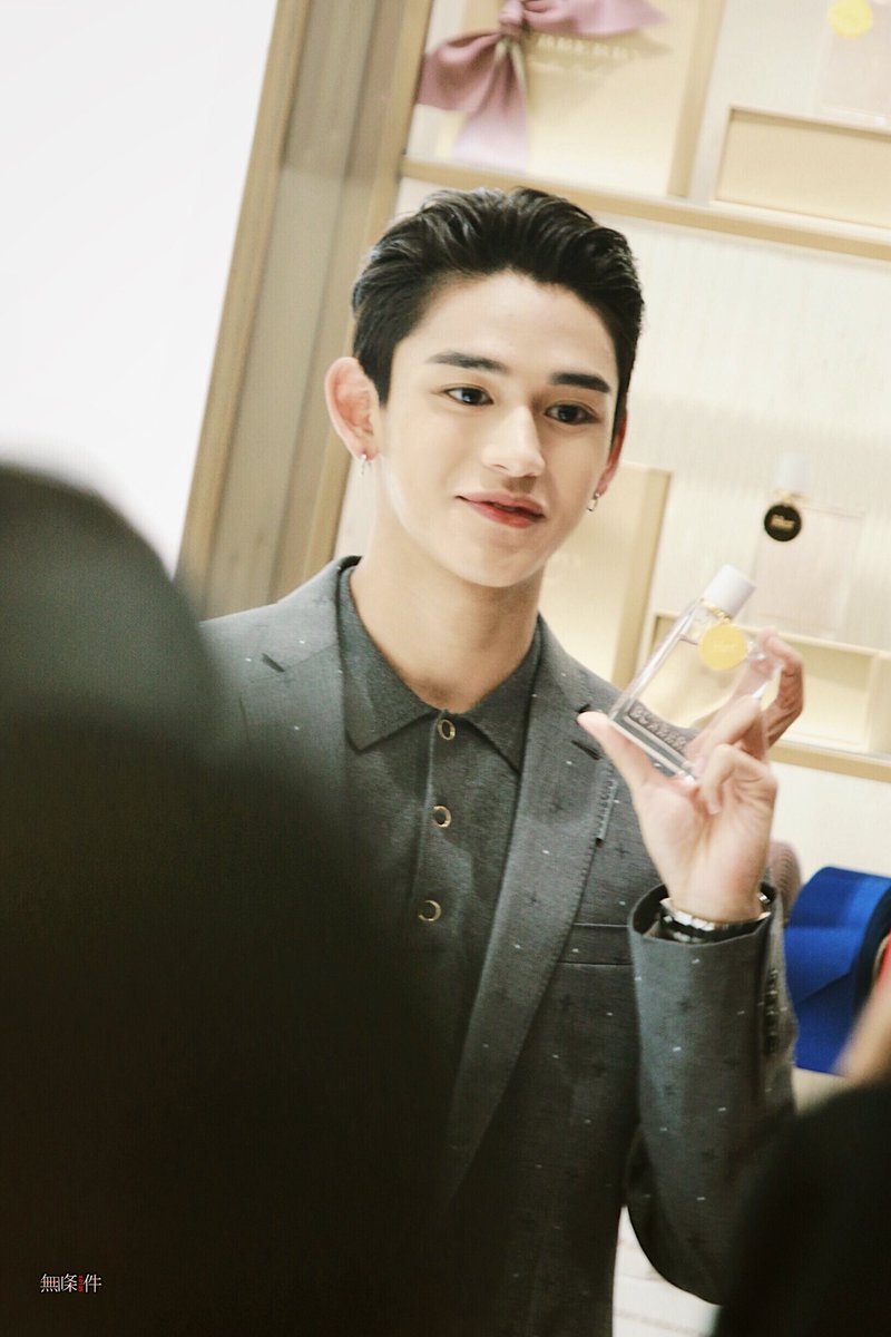 Unconditional03's tweet photo. #루카스 #LUCAS #黄旭熙 #WayV #威神V #WeiShenV 
190731  ��🥂 https://t.co/qTMzo4FhuY