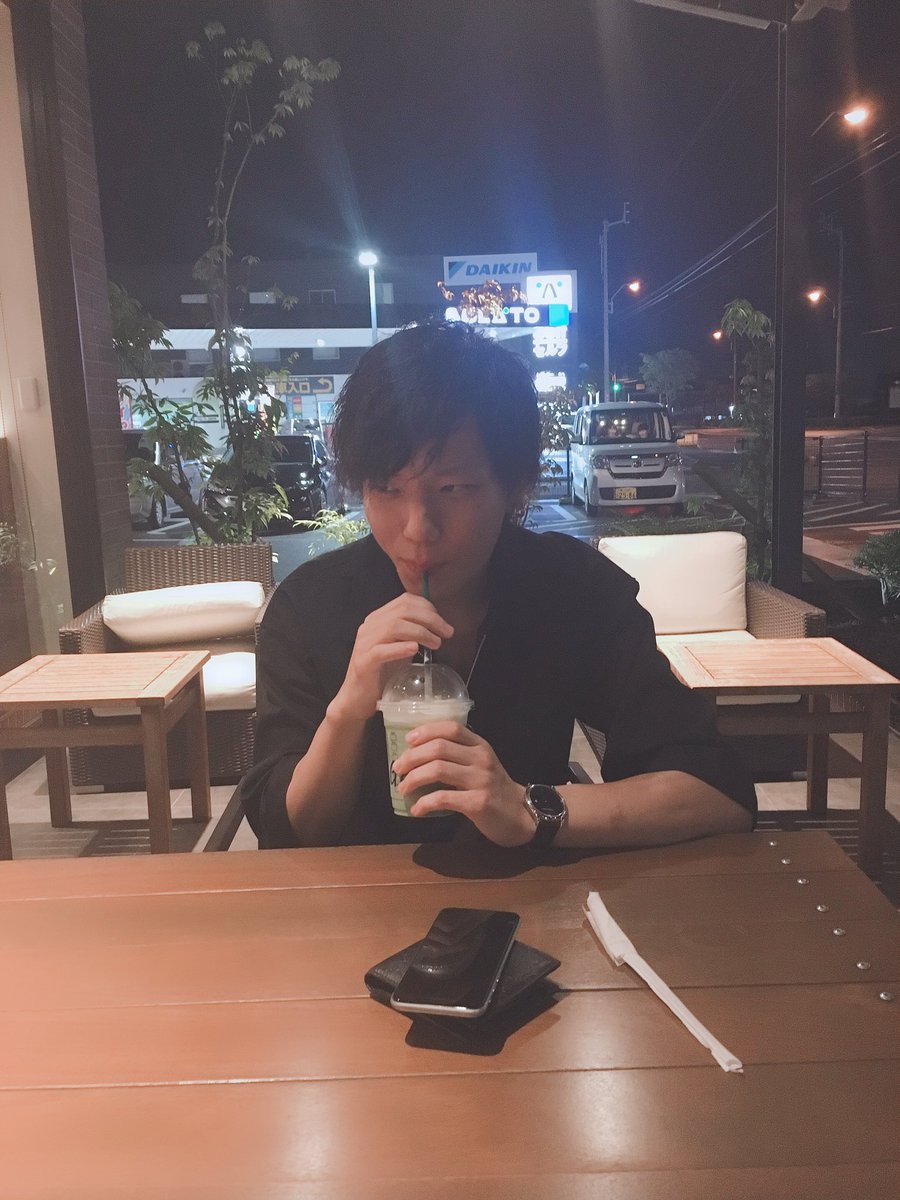 nt08222's tweet photo. こんばんわ。今日はゆず庵にいきました。8時半に来て、4組待ちました。いまだに入れていません。しかしながらやはりお友達と話しながら待つ時間も時には楽しい時間ですね。大山さんがゆず庵いやぁんと言ってにこにこしている顔を僕は一生わすれないことでしょう。ということで6回目のツイートおしまい https://t.co/0kKqLKdXbX