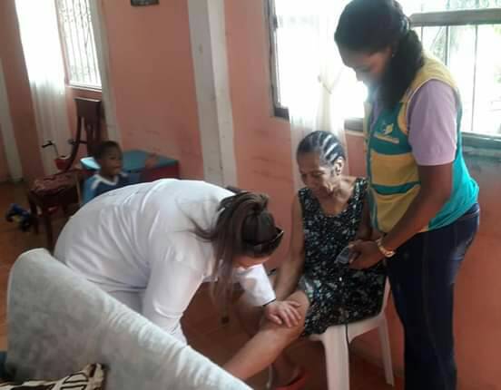 SaludDPinar's tweet photo. #CubaPorLaSalud los médicos cubanos llegan hasta los lugares más rurales y peligrosos, donde habitan las personas más necesitadas por este servicio. #Bosolnaro miente una vez más contra #Cuba seguimos brindando amor, solidaridad a los demás países hermanos #CubaCoopera… https://t.co/Hef9qEcot8