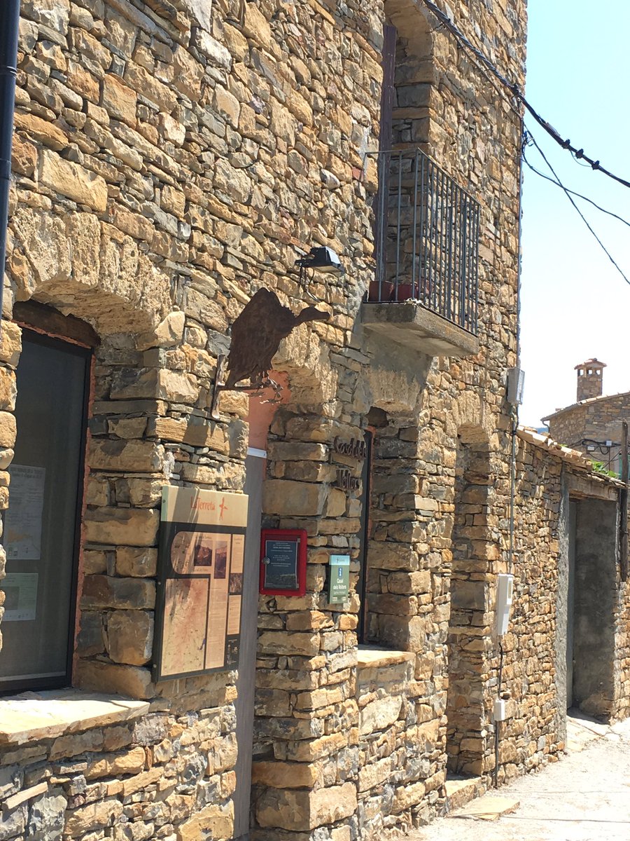 Després de Maria José Erta,Joan Obiols parlant dels seus viatges pel Pirineu a la 10a edició de les Jornades «Coneix la Terreta» I després presentarem la nova vida de la #RevistaRipacurtia #coneixlaTerreta #CERIb a la #TorreTamúrcia #Terreta #PallarsJussà #Ribagorça <a href="/oliververges/">Oliver Vergés Pons</a>