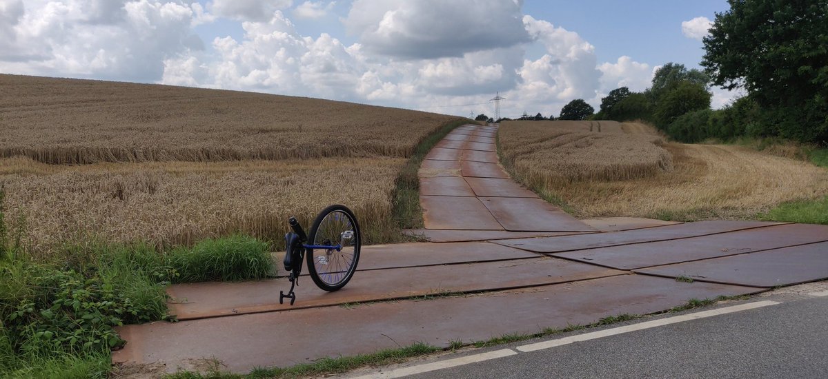 LeikKiel's tweet photo. #HeavyMetal auf dem #Acker mal anders #interpretiert 😆 
Nicht #Wacken 🔇
#einrad #unicycle #SlimJimonTour #keinFahrrad https://t.co/mwe3iN3B7K