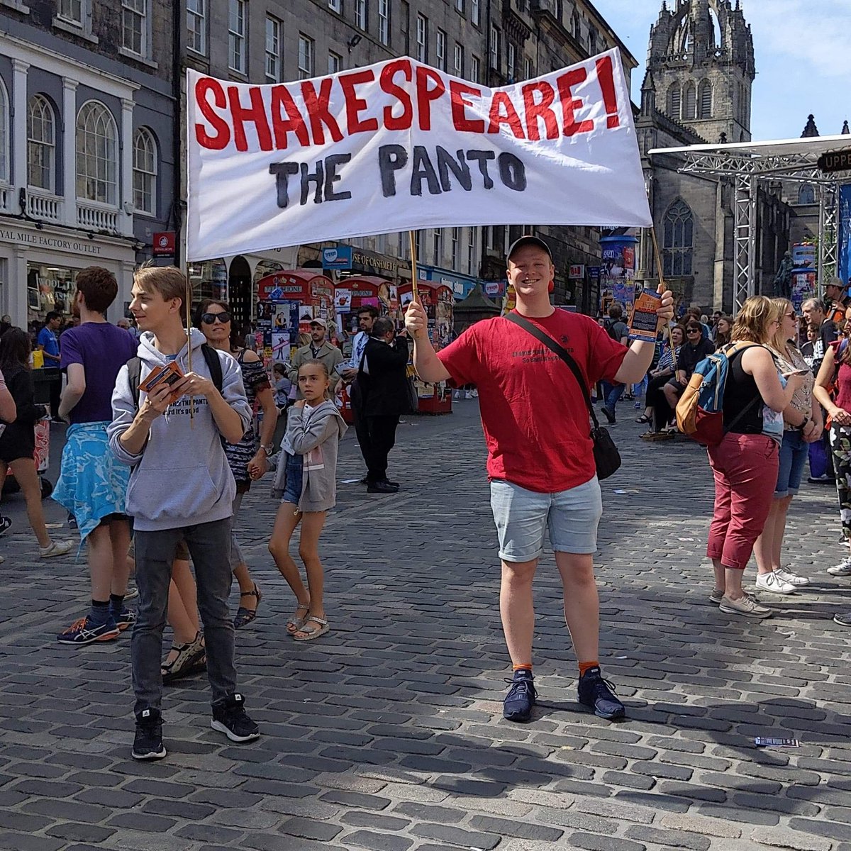 The sun is shining on the Mile today! Met some lovely people this morning while peddling our flyers. Come say hey! #EdFringe #MakeYourFringe
