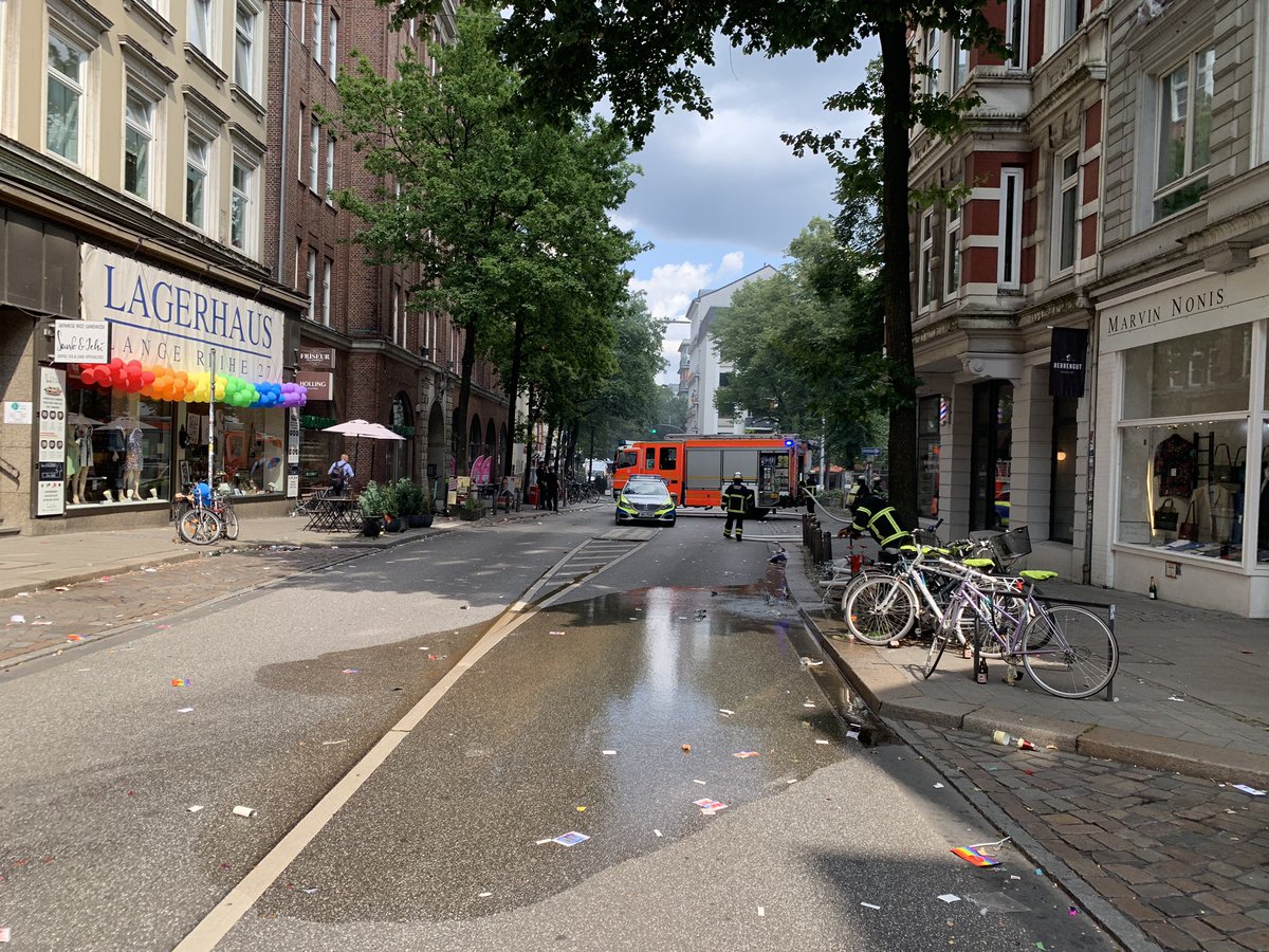 #HamburgPride Ein Wagen brennt.
