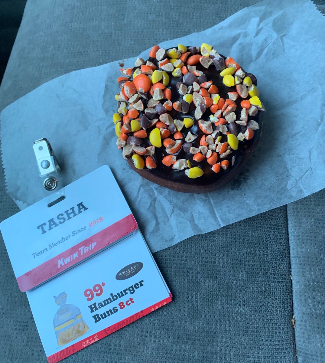 CrochetCh1ck's tweet photo. I worked my first Friday night in longer than I can remember. It went by pretty quickly and I feel like I accomplished so much. 

#DinnerOfChampions
#ThirdShiftLife
#ReesesDonut
#KwikTrip https://t.co/miOWvQNySi