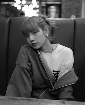 mnaEN's tweet photo. Beautiful #LISA from #Blackpink via #Instagram .
#LISA20MParty #LISA #LALISA
#BLACKPINK
#LisaBLACKPINK
#LalisaManoban
#NoLisaNoMoney
#BLACKPINKINMELBOURNE
#BLACKPINKinManila https://t.co/fNJfNREoIn