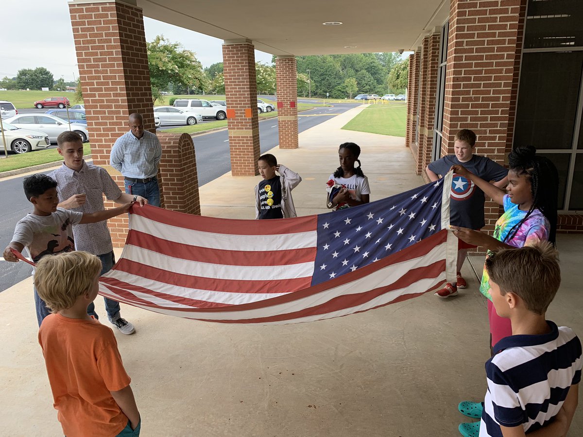 leela_varian's tweet photo. @eastlake_hcs Flag Crew being trained by @UGHS_Wolverines on flag procedures and processes. They beamed with excitement to be chosen for this responsibility! #ExpectHonor @jenlaughridge https://t.co/DvmgdcYjdR