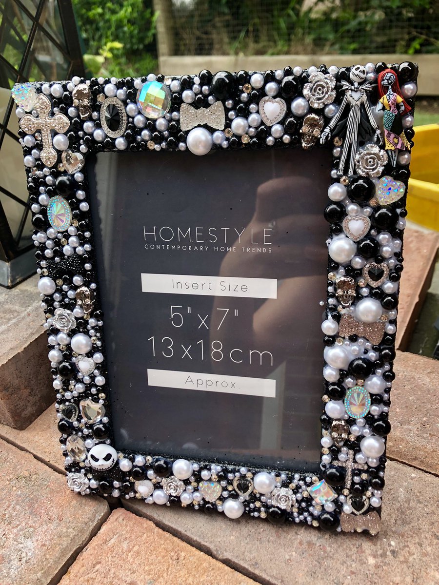NatalieEdex's tweet image. New photo frame design I’ve been working on this week #Disney #DIYphotoframe #Nightmarebeforechristmas #Rhinestones #Embellishments #ShiningShimmeringSplendidDesigns😍🖤