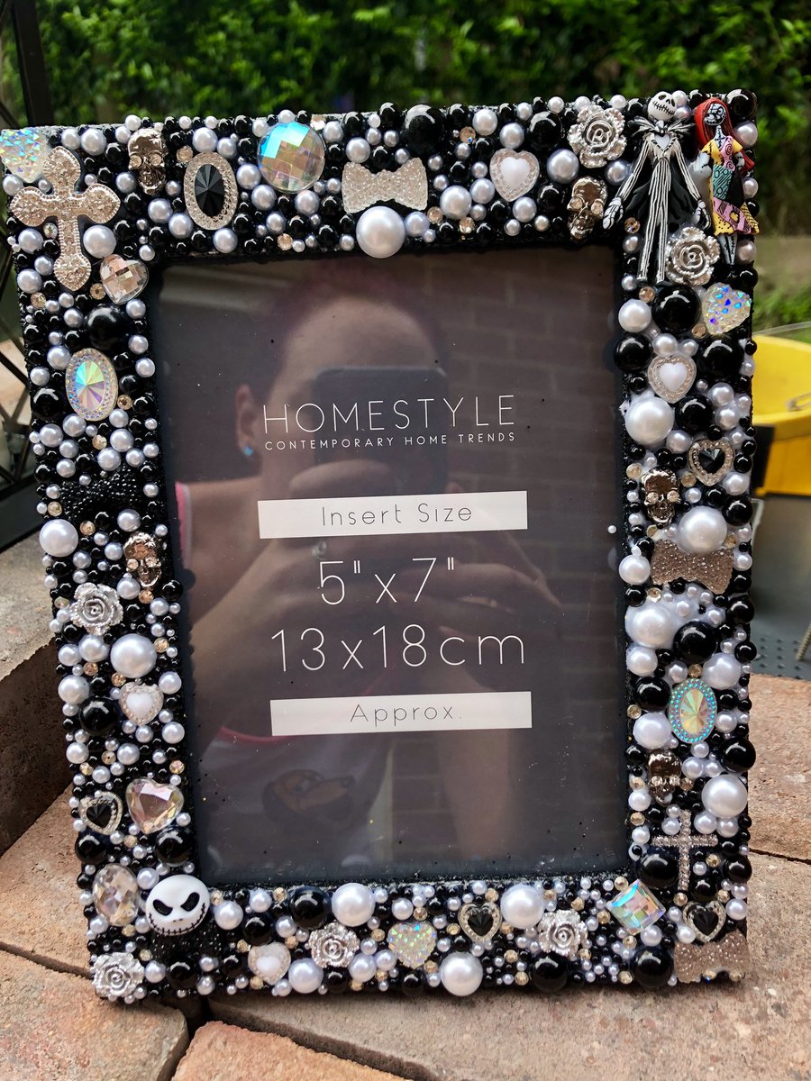 NatalieEdex's tweet image. New photo frame design I’ve been working on this week #Disney #DIYphotoframe #Nightmarebeforechristmas #Rhinestones #Embellishments #ShiningShimmeringSplendidDesigns😍🖤